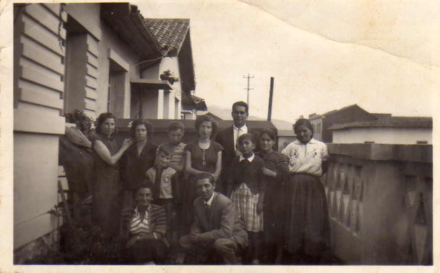 Nuestra querida mamá cuando era muy jovencita (segunda a partir de la derecha)